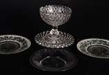 Quatro peças diversas de cristal, sendo: compot... - Quatro peças diversas de cristal, sendo: compoteira com presentoir (sem tampa e borda lascada); presentoir com guirlandas lavradas;  e, par de p...
