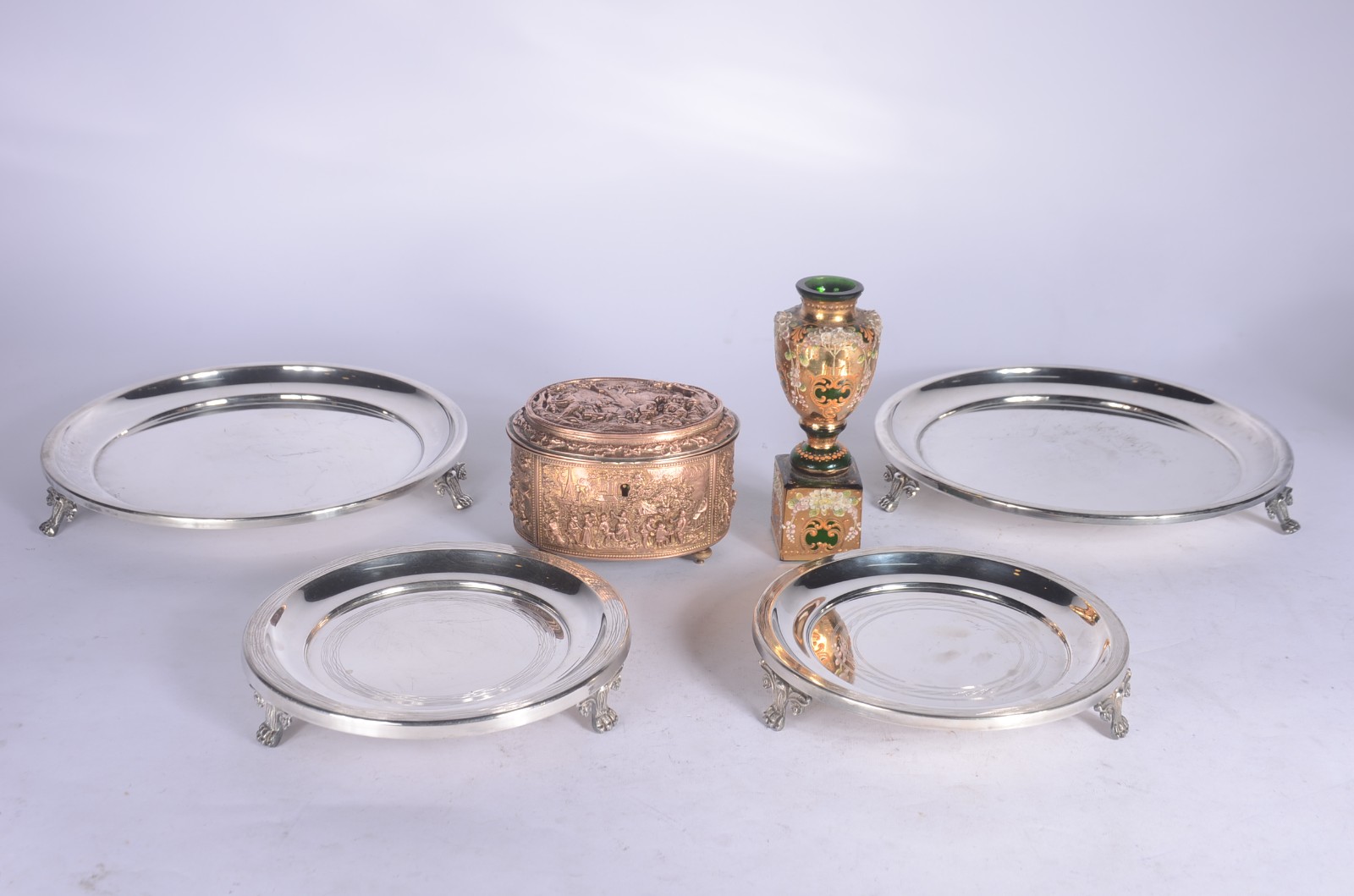 Seis peças diversas, sendo: caixa porta jóias de metal dourado... - foto 1 de 11