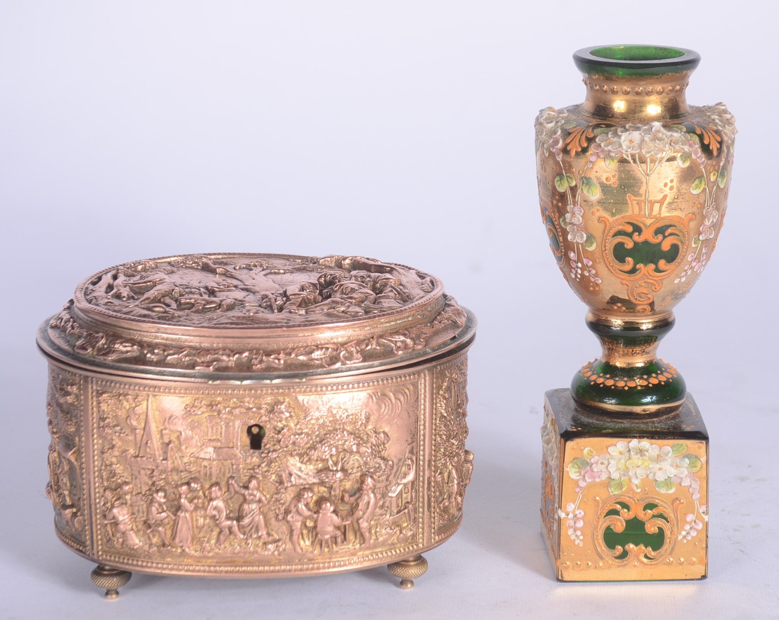 Seis peças diversas, sendo: caixa porta jóias de metal dourado... - foto 2 de 11