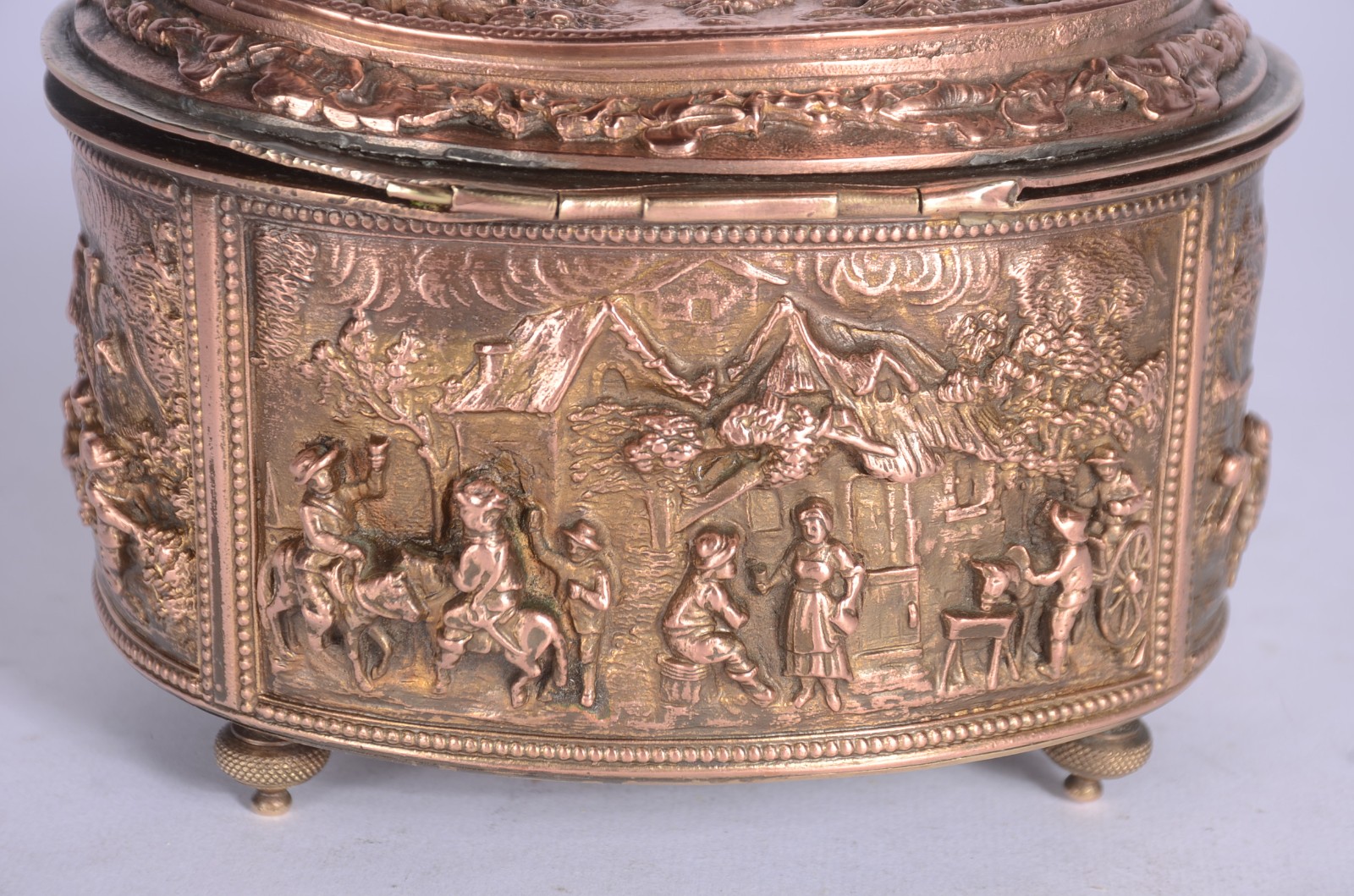 Seis peças diversas, sendo: caixa porta jóias de metal dourado... - foto 7 de 11