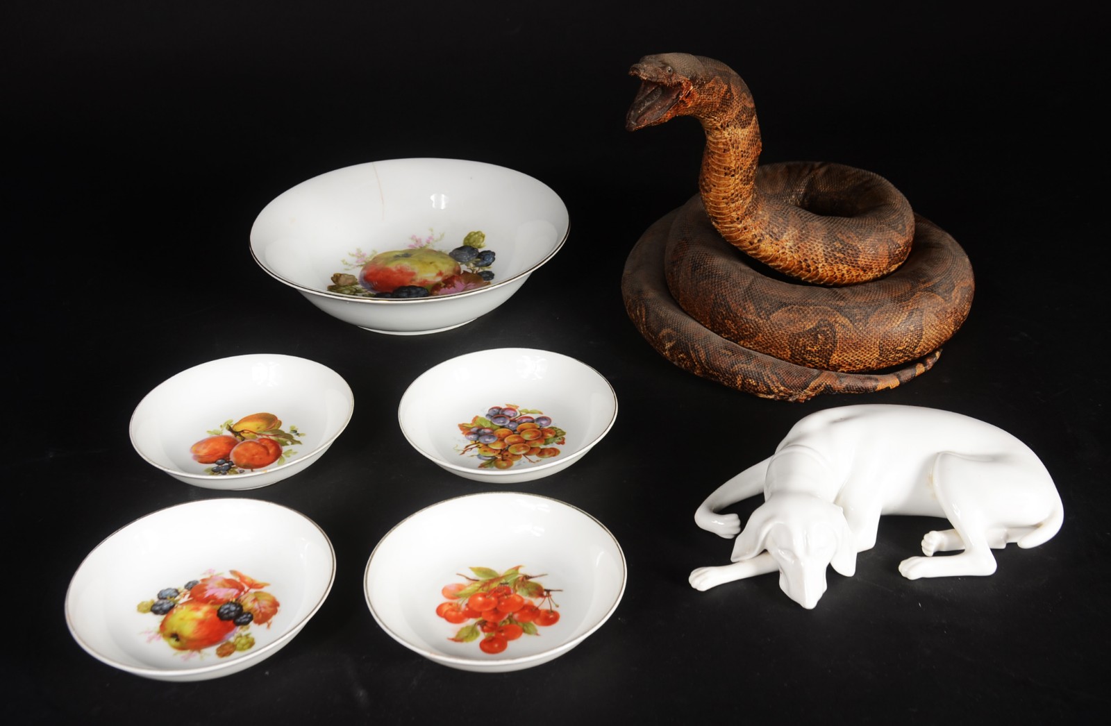 Diversas peças, sendo: Cobra em taxidermia, escultura de porcelana... - foto 1 de 11