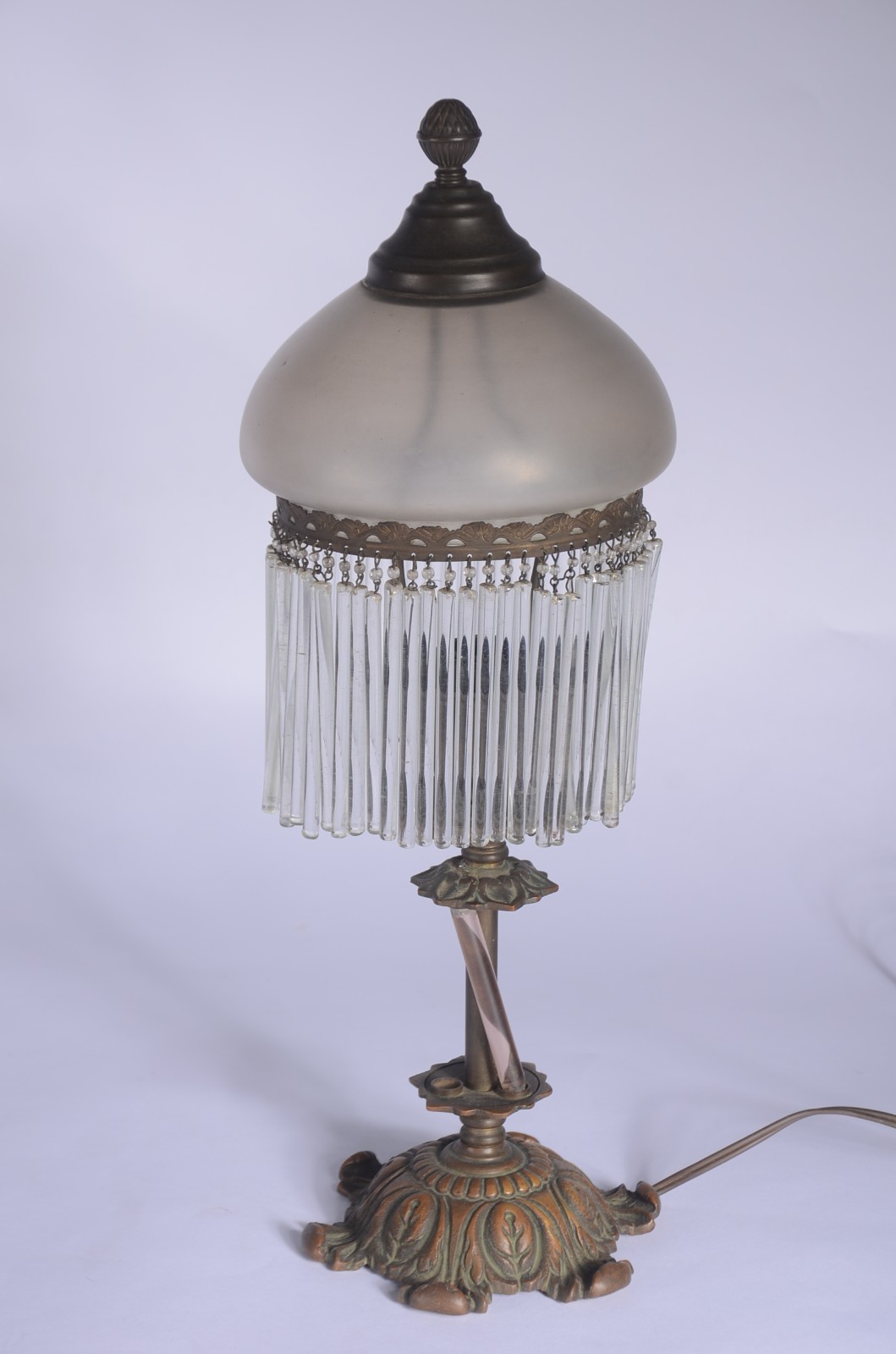 Abatjour com base de metal, cúpula opalinada branca e canutilhos de... - foto 1 de 5