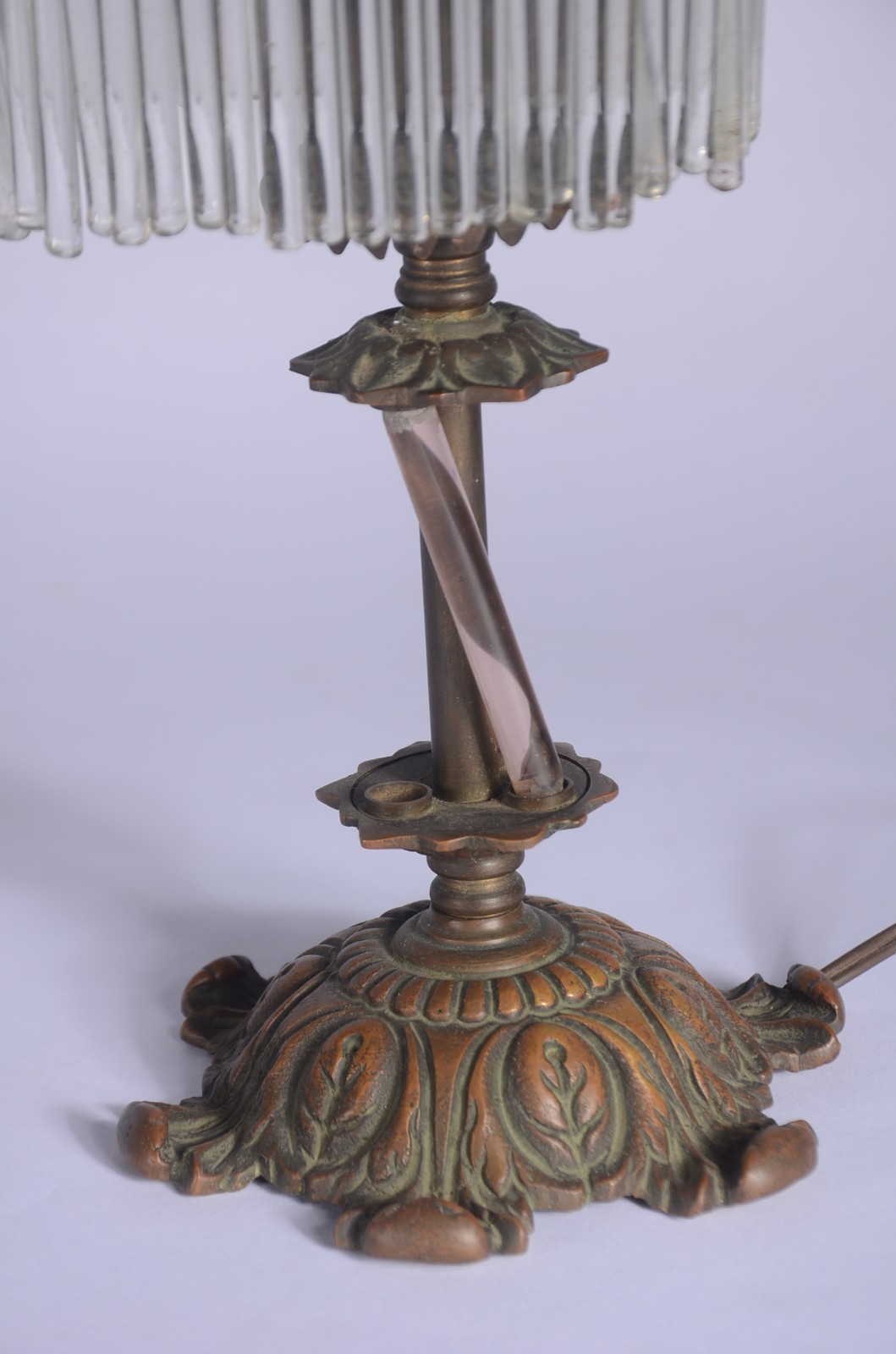 Abatjour com base de metal, cúpula opalinada branca e canutilhos de... - foto 3 de 5