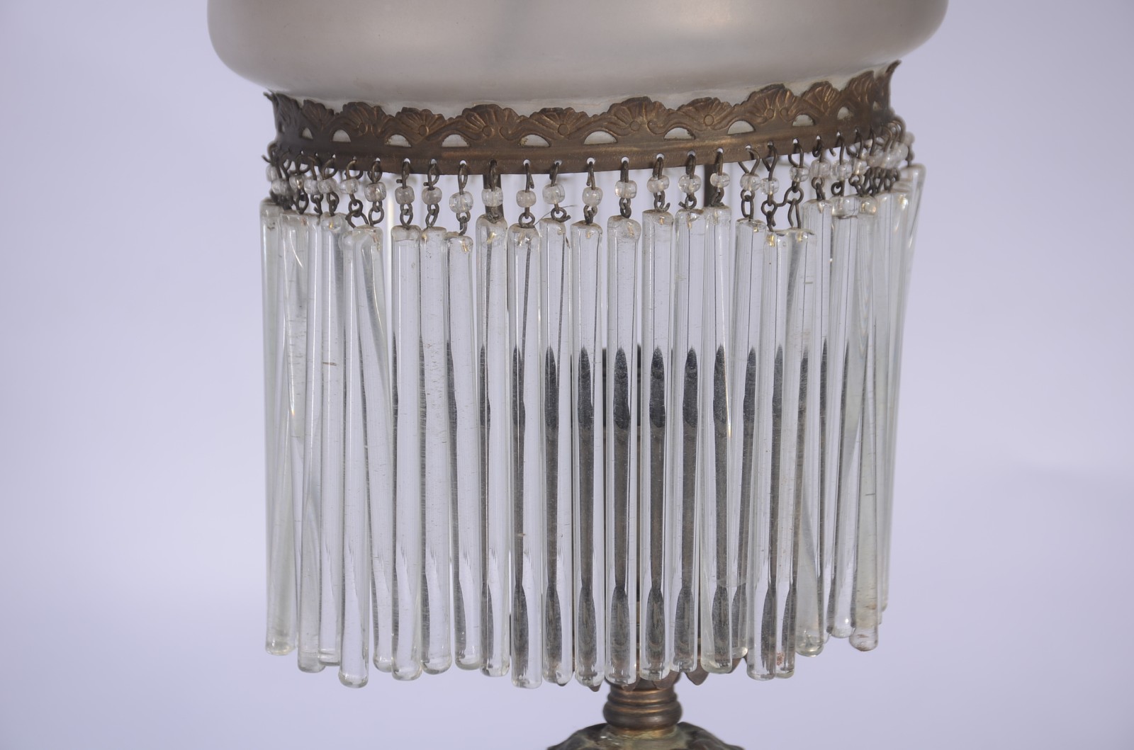 Abatjour com base de metal, cúpula opalinada branca e canutilhos de... - foto 4 de 5