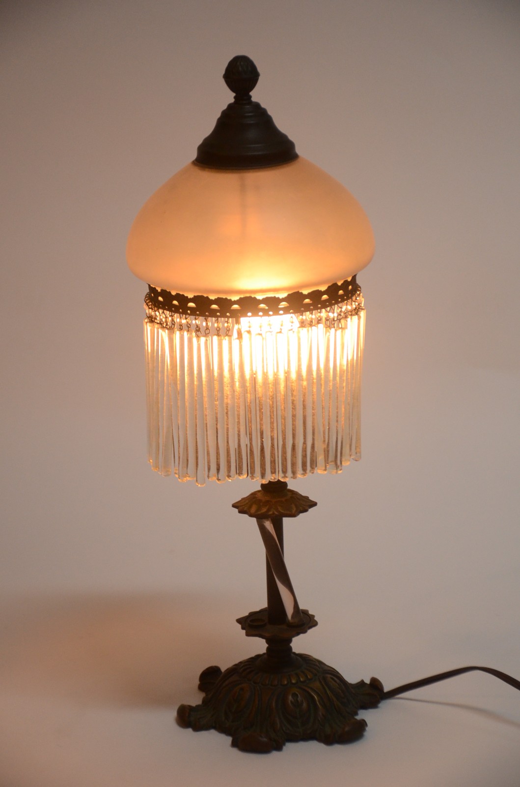 Abatjour com base de metal, cúpula opalinada branca e canutilhos de... - foto 5 de 5
