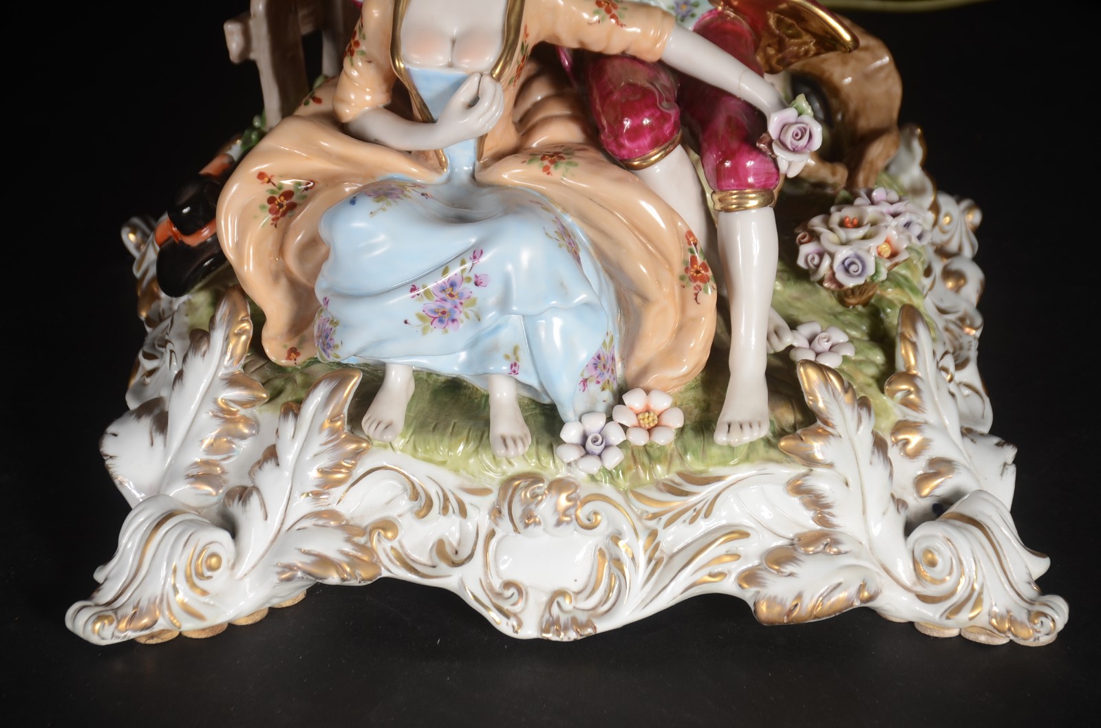 Luminária de porcelana decorada com grupo escultórico representando... - foto 3 de 9