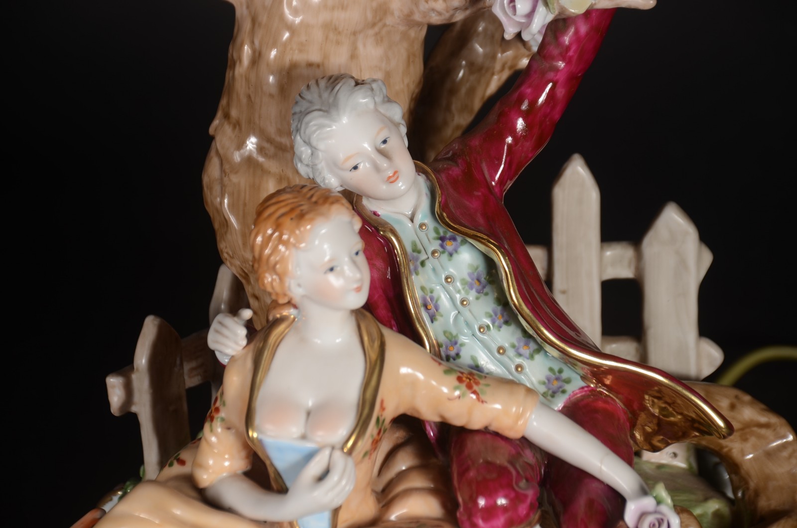 Luminária de porcelana decorada com grupo escultórico representando... - foto 4 de 9
