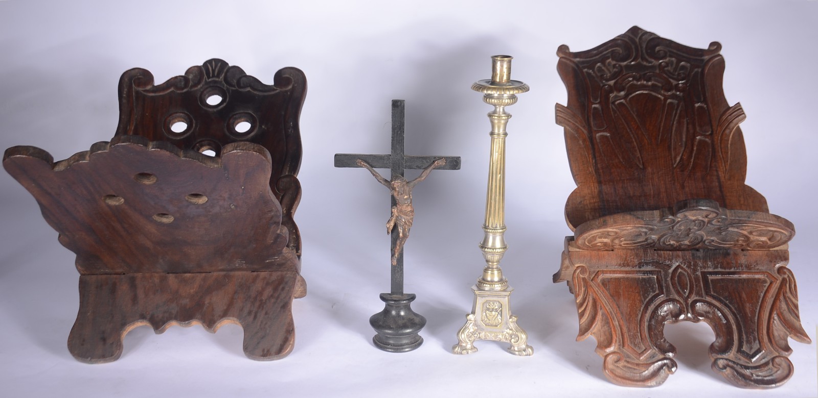 Diversas peças, sendo: crucifixo com figura de Cristo em metal... - foto 1 de 9
