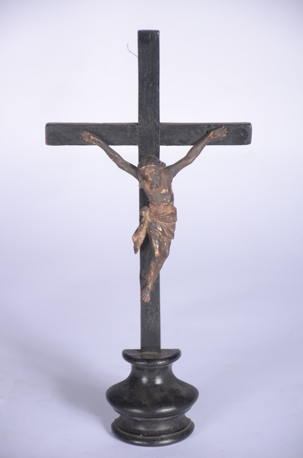 Diversas peças, sendo: crucifixo com figura de Cristo em metal... - foto 7 de 9