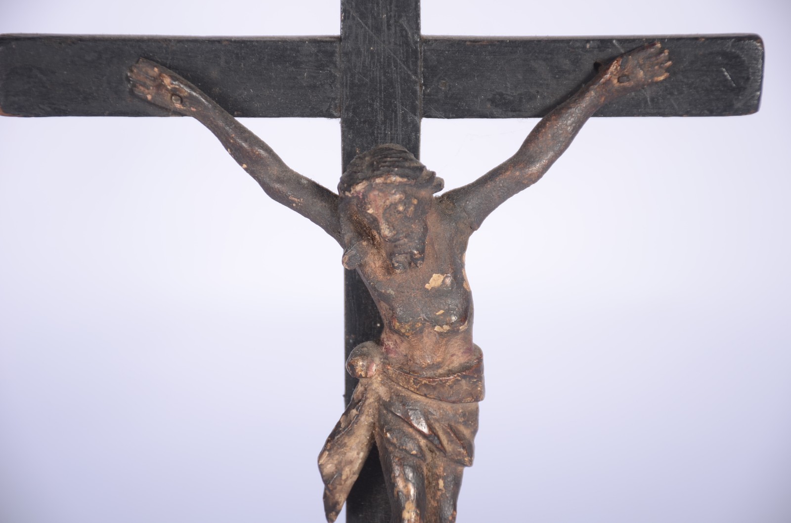 Diversas peças, sendo: crucifixo com figura de Cristo em metal... - foto 8 de 9