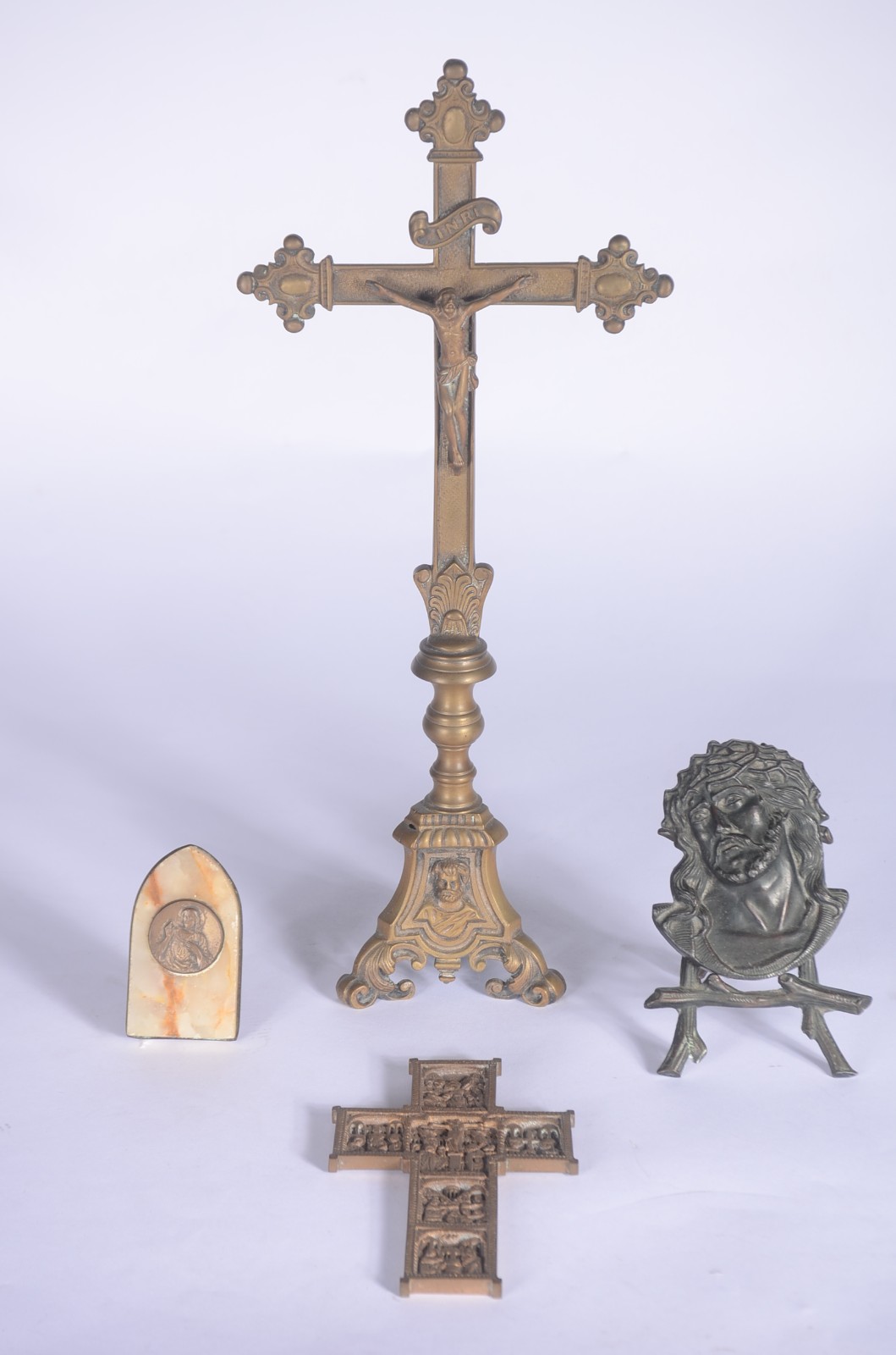 Quatro peças sacras diversas, sendo: crucifixo de bronze com figura... - foto 1 de 11
