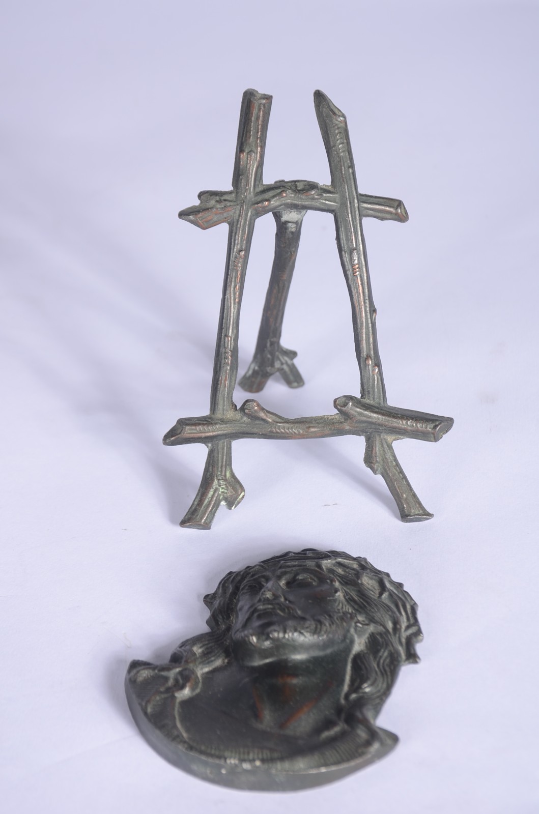 Quatro peças sacras diversas, sendo: crucifixo de bronze com figura... - foto 3 de 11