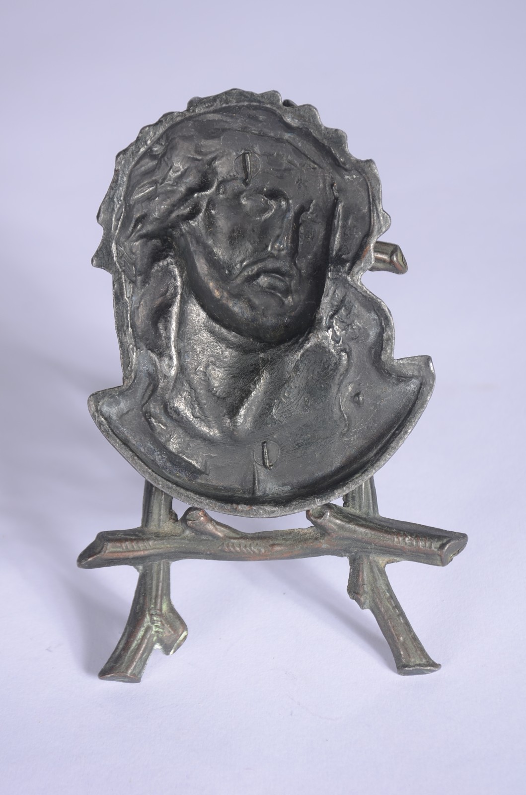 Quatro peças sacras diversas, sendo: crucifixo de bronze com figura... - foto 4 de 11
