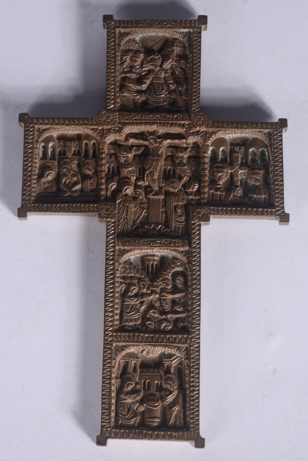 Quatro peças sacras diversas, sendo: crucifixo de bronze com figura... - foto 7 de 11