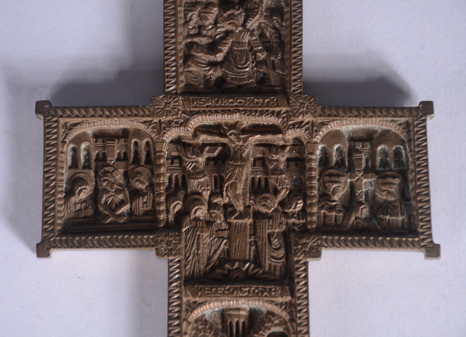 Quatro peças sacras diversas, sendo: crucifixo de bronze com figura... - foto 8 de 11