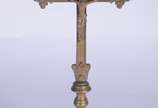 Quatro peças sacras diversas, sendo: crucifixo ... - Quatro peças sacras diversas, sendo: crucifixo de bronze com figura de Cristo; placa de mármore com figura de Cristo; busto de Cristo com suport...