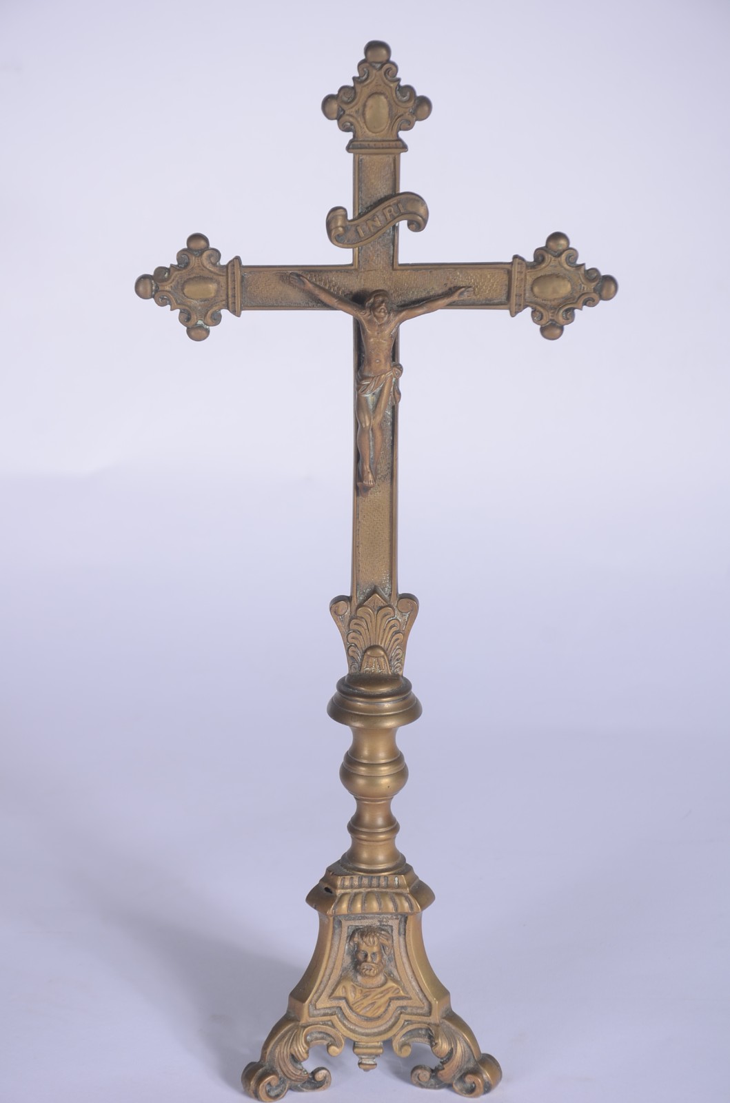 Quatro peças sacras diversas, sendo: crucifixo de bronze com figura... - foto 10 de 11