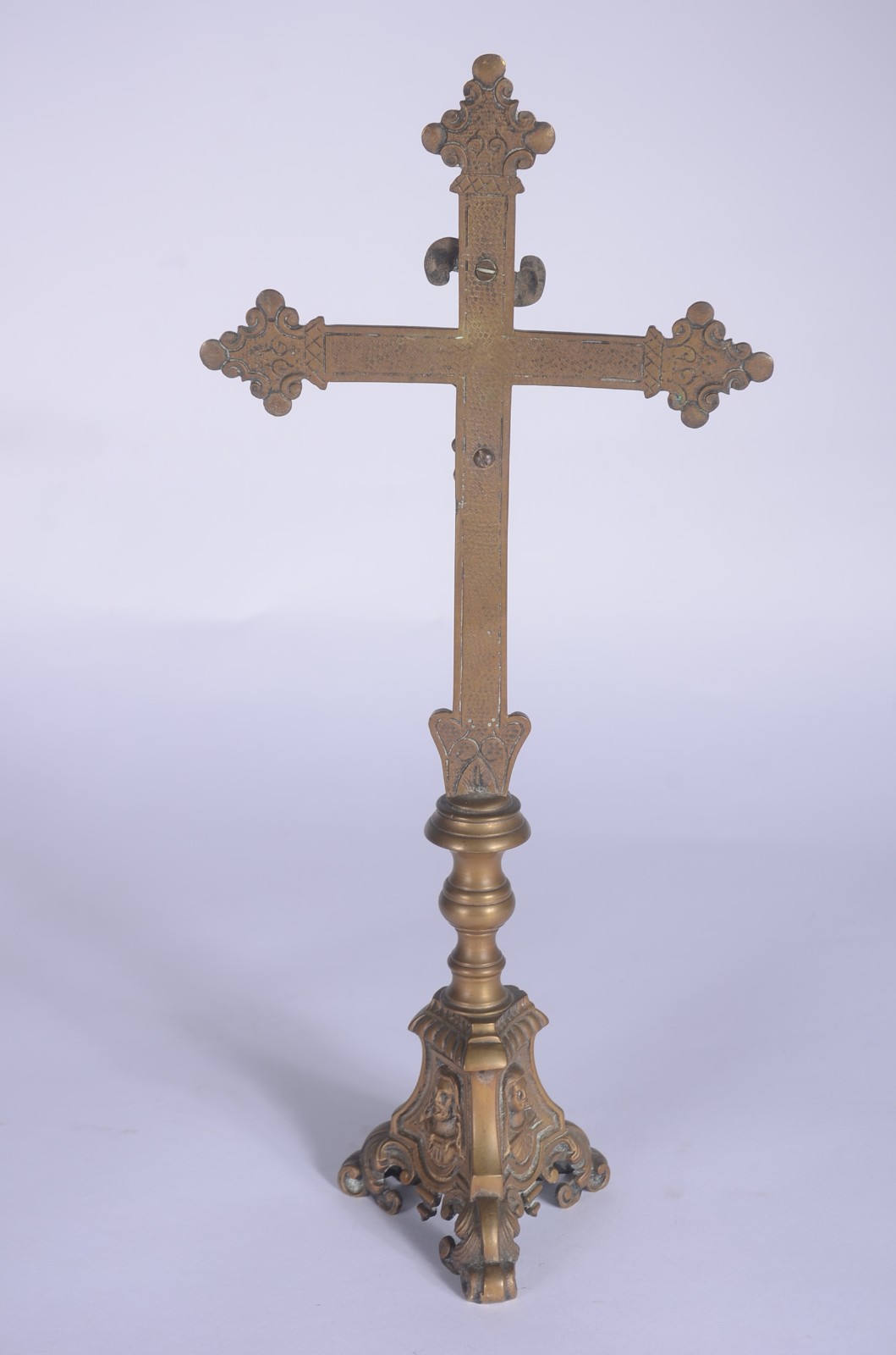 Quatro peças sacras diversas, sendo: crucifixo de bronze com figura... - foto 11 de 11