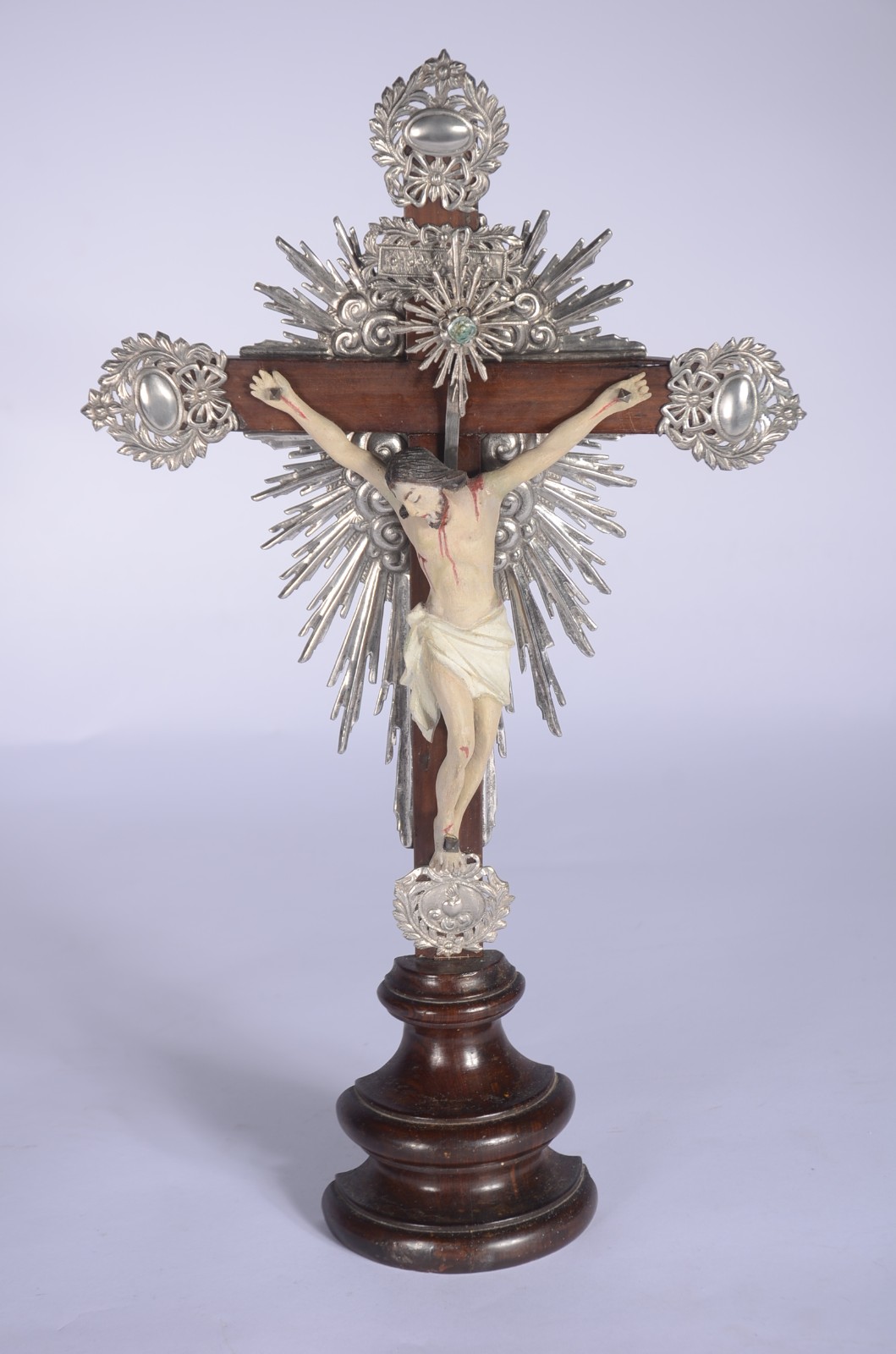 Crucifixo com figura de Cristo de madeira entalhada, guarnição de... - foto 1 de 9