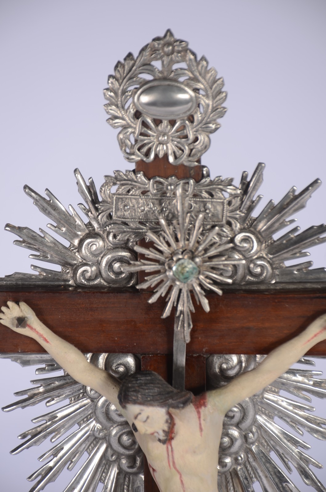 Crucifixo com figura de Cristo de madeira entalhada, guarnição de... - foto 2 de 9
