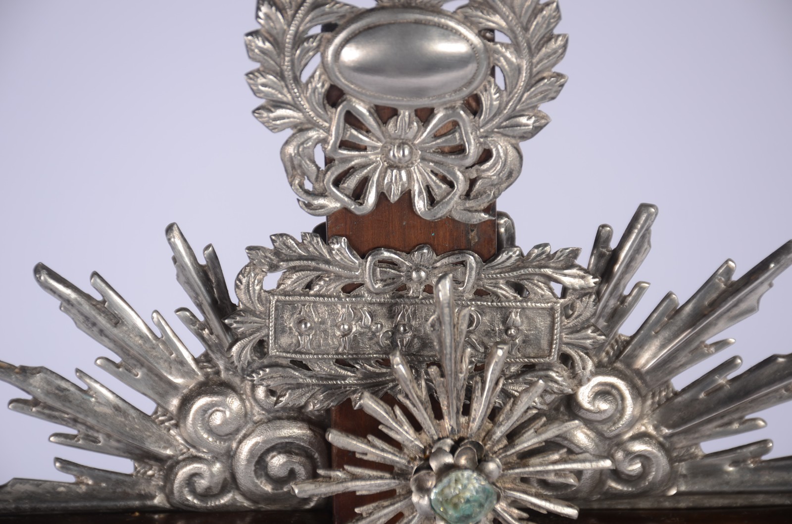 Crucifixo com figura de Cristo de madeira entalhada, guarnição de... - foto 4 de 9