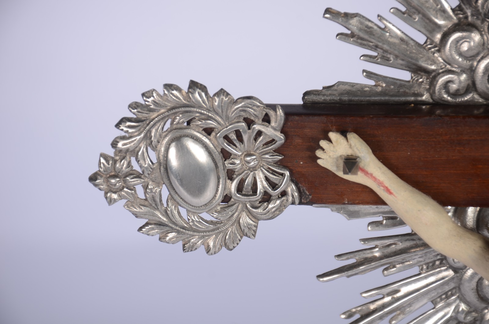 Crucifixo com figura de Cristo de madeira entalhada, guarnição de... - foto 5 de 9