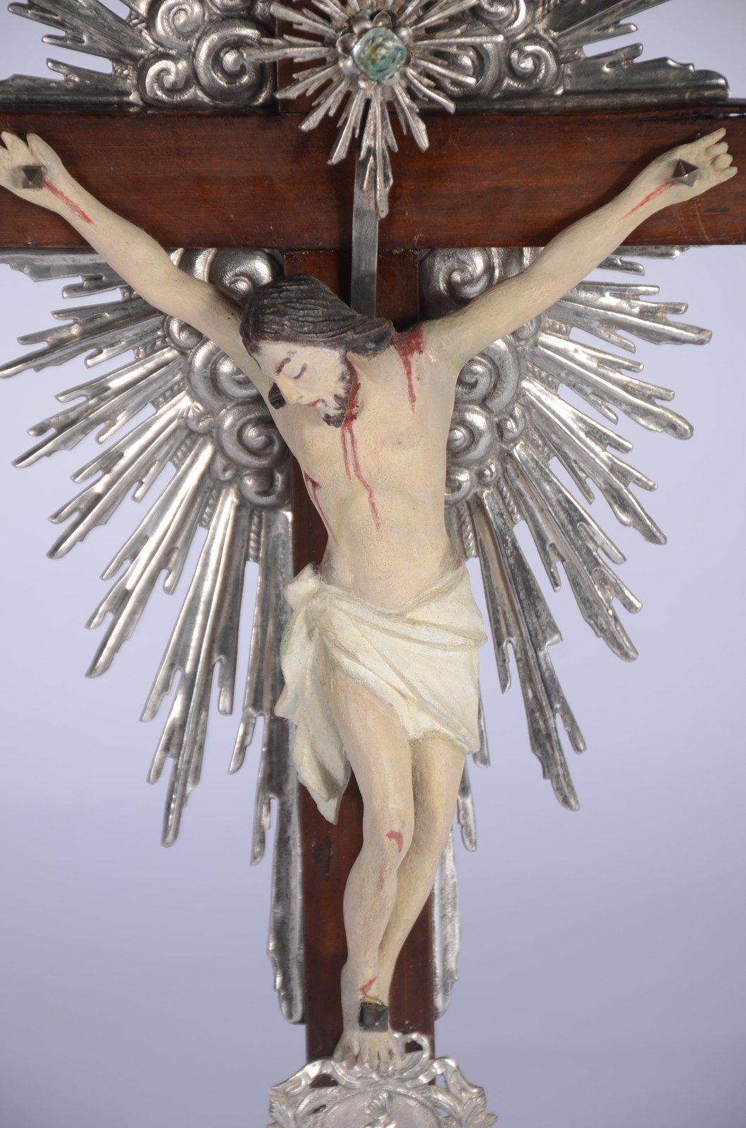 Crucifixo com figura de Cristo de madeira entalhada, guarnição de... - foto 6 de 9