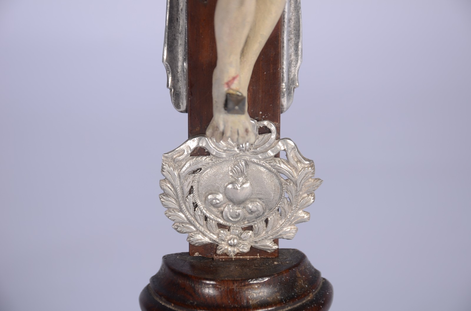 Crucifixo com figura de Cristo de madeira entalhada, guarnição de... - foto 7 de 9