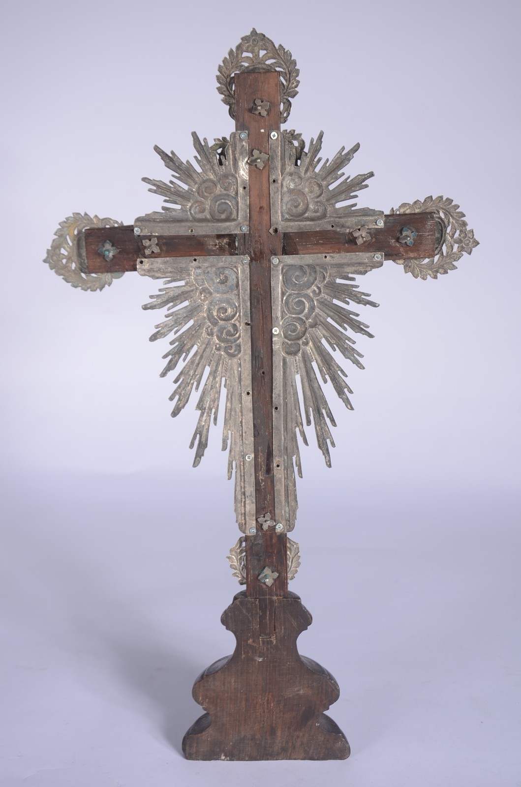 Crucifixo com figura de Cristo de madeira entalhada, guarnição de... - foto 8 de 9