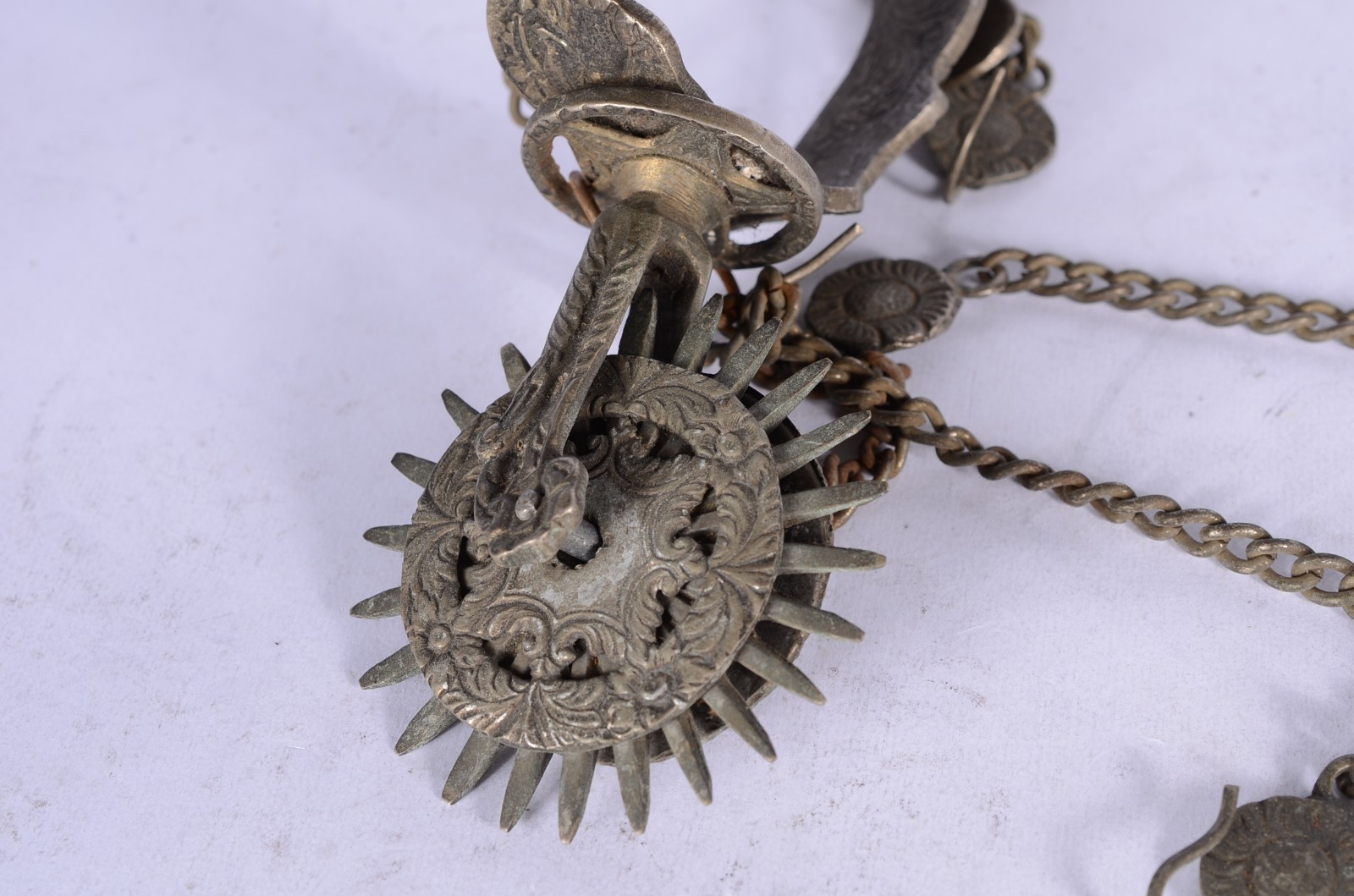 Três peças de metal, sendo: par de esporas e bule com base de... - foto 5 de 11