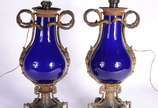 Par de abatjoures de porcelana francesa azul co... - Par de abatjoures de porcelana francesa azul cobalto, guarnições de bronze. Um deles com rachaduras.