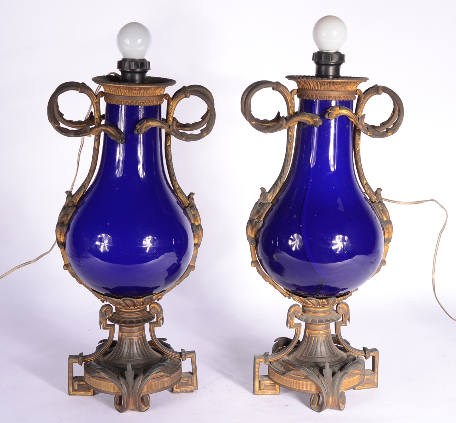 Par de abatjoures de porcelana francesa azul cobalto, guarnições de... - foto 1 de 5