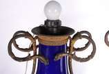 Par de abatjoures de porcelana francesa azul co... - Par de abatjoures de porcelana francesa azul cobalto, guarnições de bronze. Um deles com rachaduras.