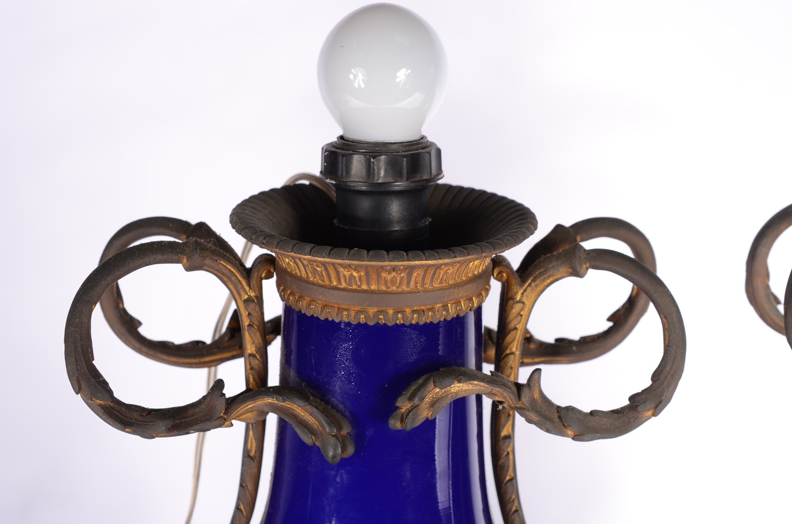 Par de abatjoures de porcelana francesa azul cobalto, guarnições de... - foto 2 de 5