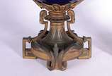 Par de abatjoures de porcelana francesa azul co... - Par de abatjoures de porcelana francesa azul cobalto, guarnições de bronze. Um deles com rachaduras.