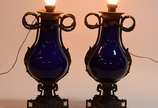Par de abatjoures de porcelana francesa azul co... - Par de abatjoures de porcelana francesa azul cobalto, guarnições de bronze. Um deles com rachaduras.