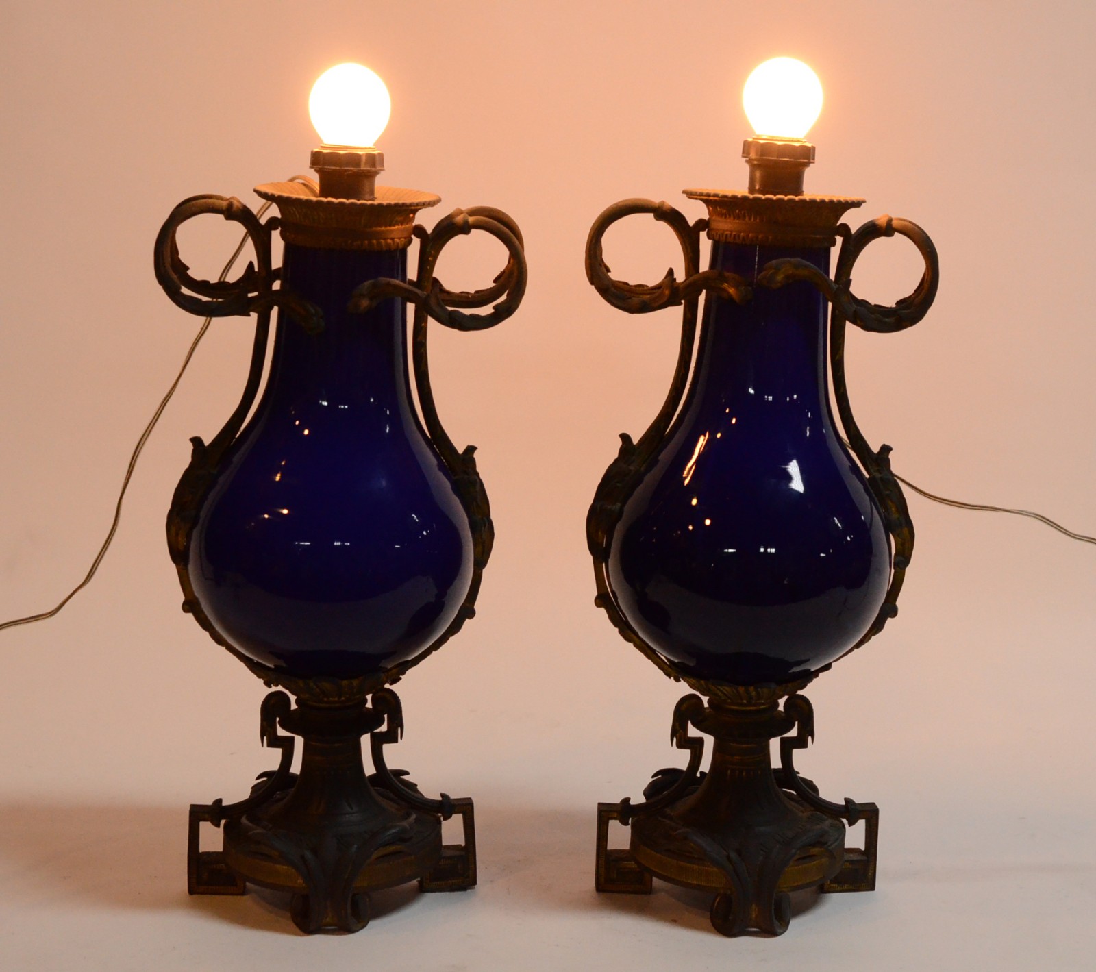 Par de abatjoures de porcelana francesa azul cobalto, guarnições de... - foto 5 de 5