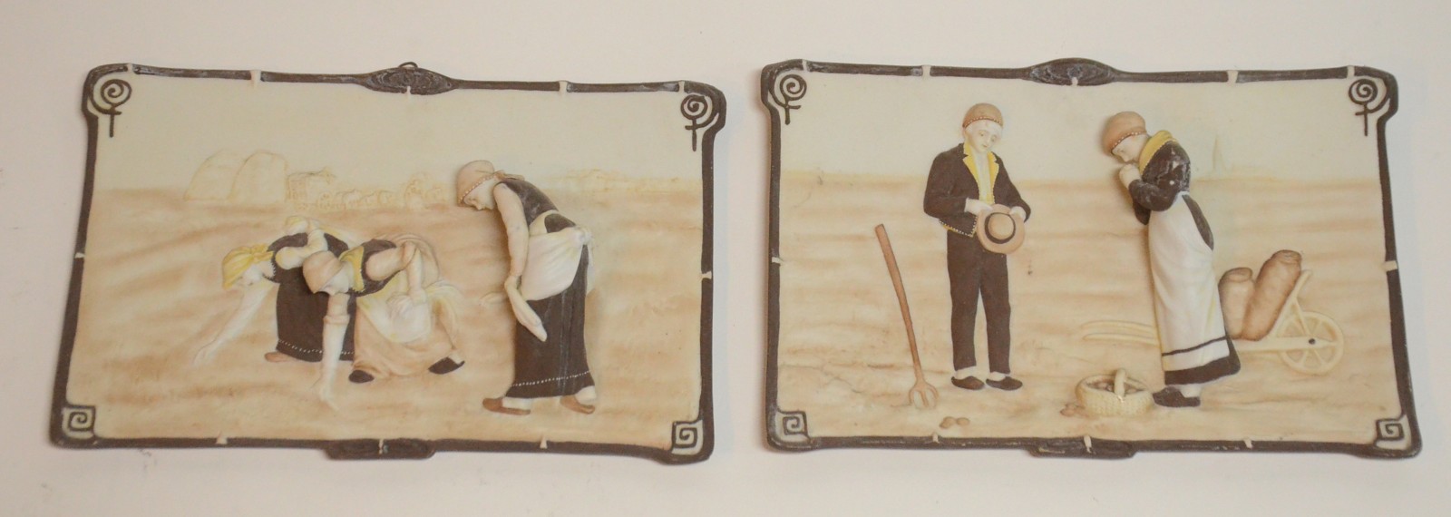 Par de placas de biscuit europeu decorados com figuras de camponeses... - foto 1 de 6