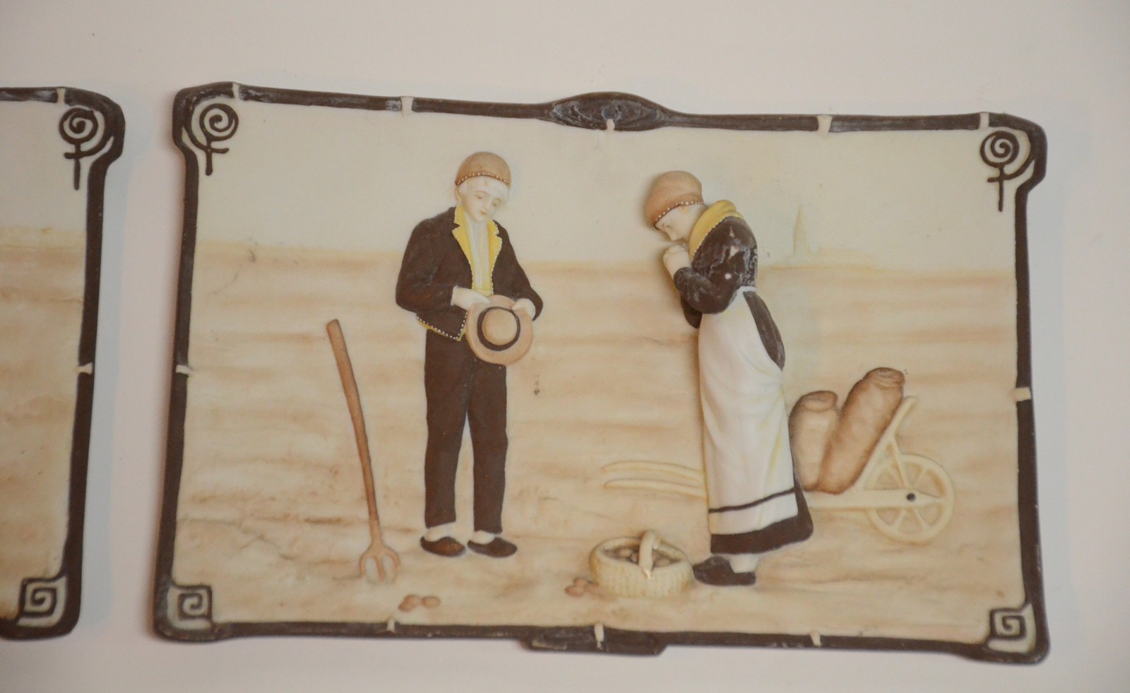 Par de placas de biscuit europeu decorados com figuras de camponeses... - foto 3 de 6