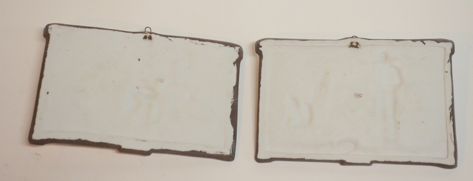Par de placas de biscuit europeu decorados com figuras de camponeses... - foto 4 de 6
