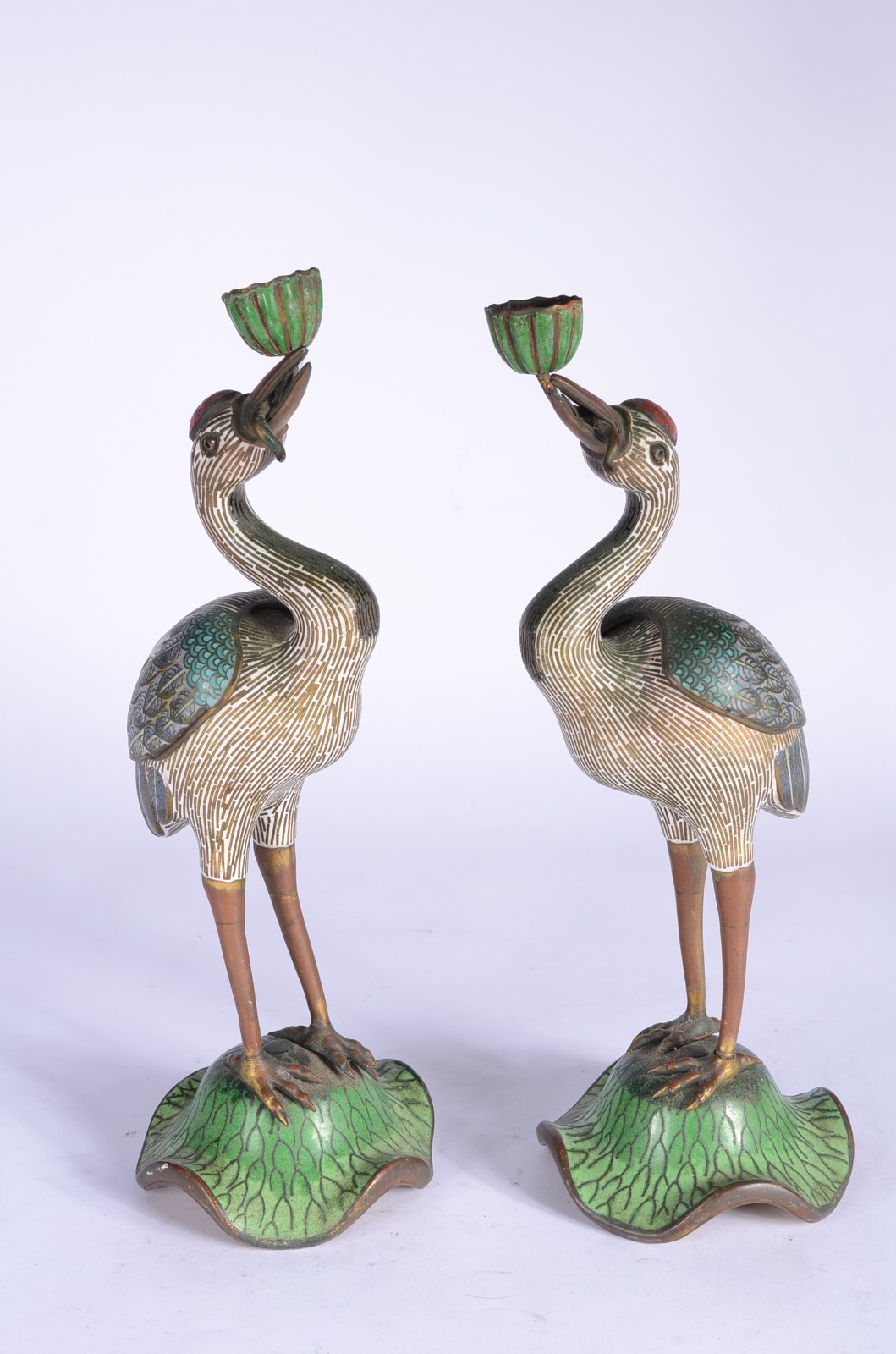 Par de castiçais na forma de aves de cloisonné chines policromado... - foto 1 de 6