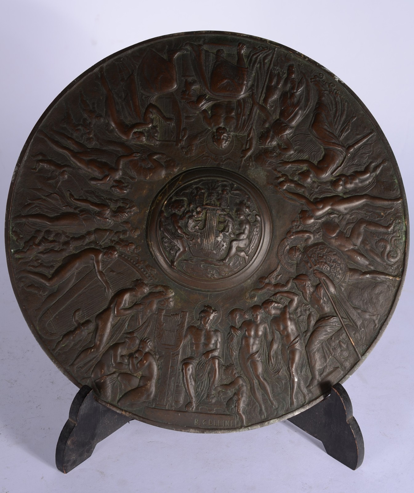 Medalhão de bronze decorado com personagens da mitologia em relevo... - foto 1 de 7