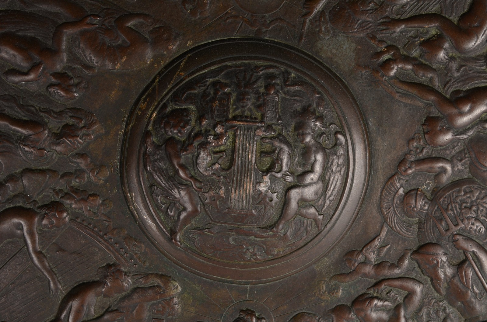 Medalhão de bronze decorado com personagens da mitologia em relevo... - foto 2 de 7