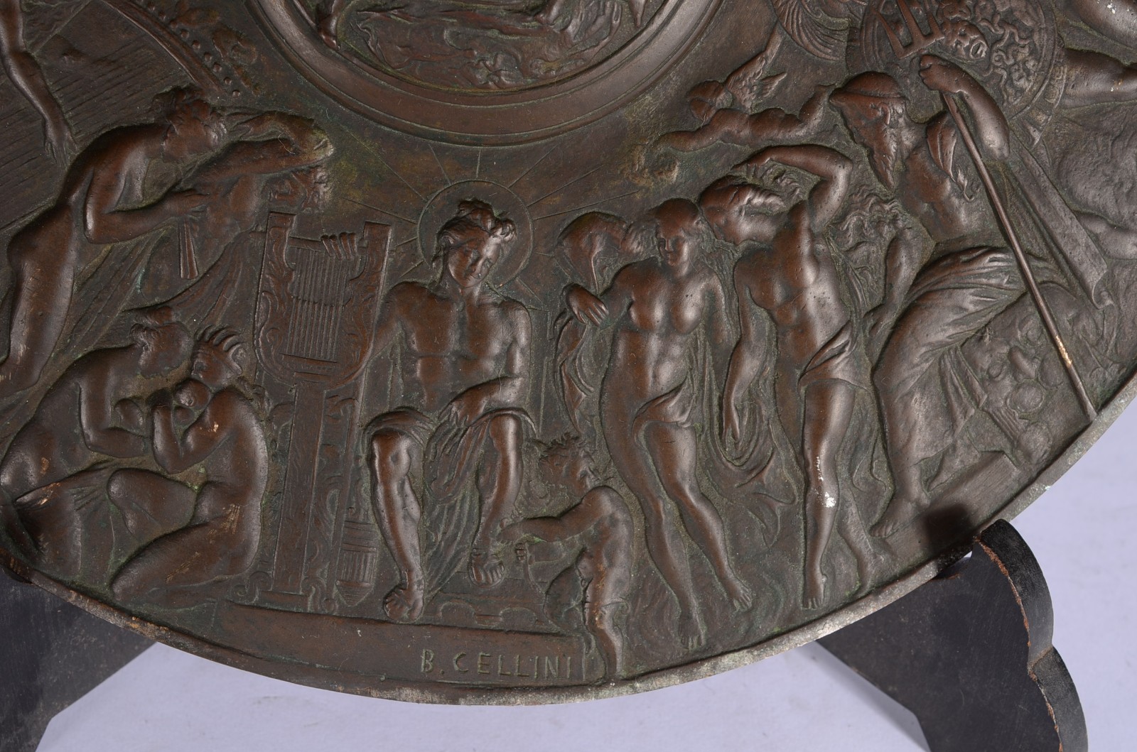 Medalhão de bronze decorado com personagens da mitologia em relevo... - foto 3 de 7