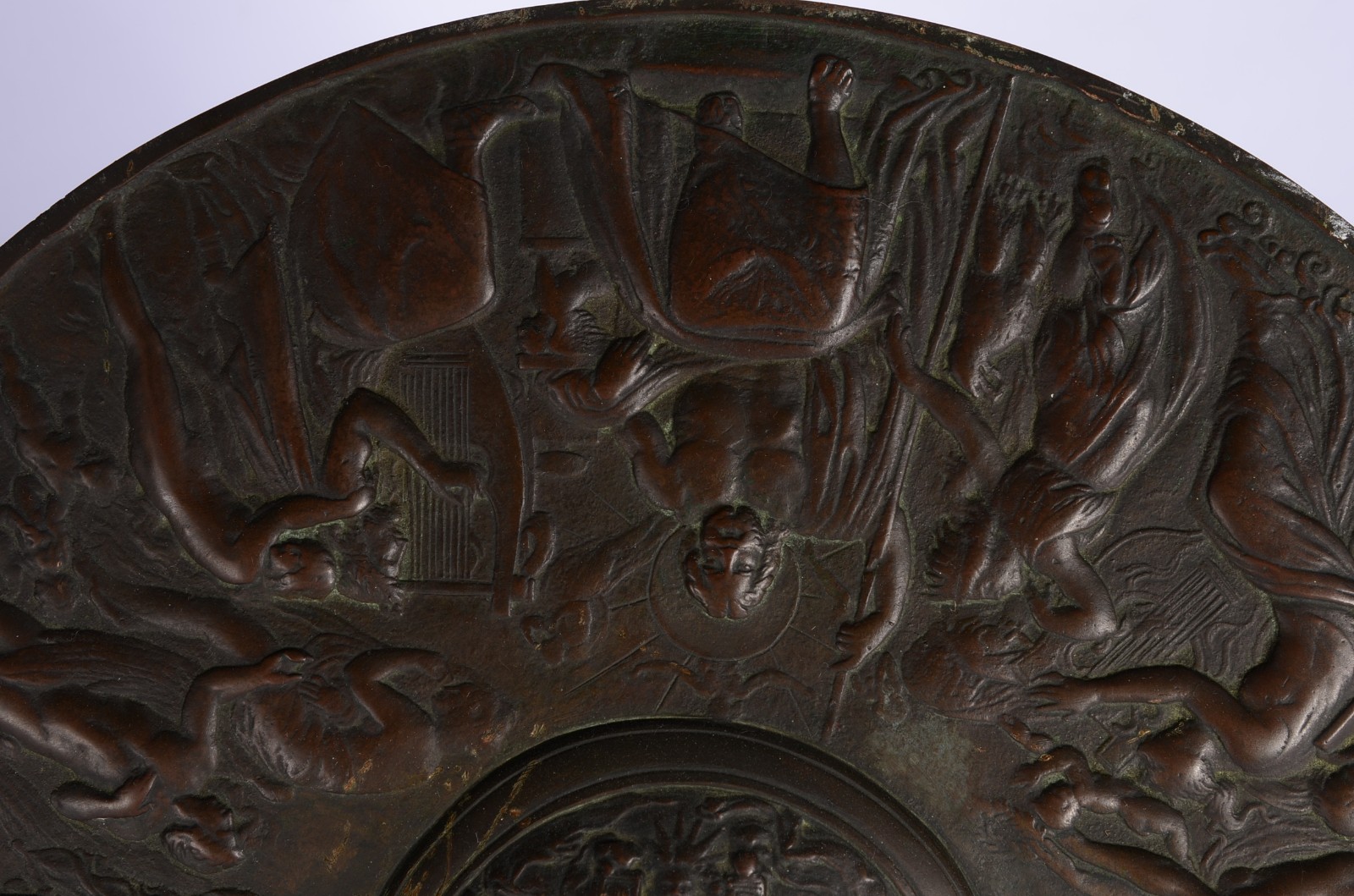 Medalhão de bronze decorado com personagens da mitologia em relevo... - foto 4 de 7