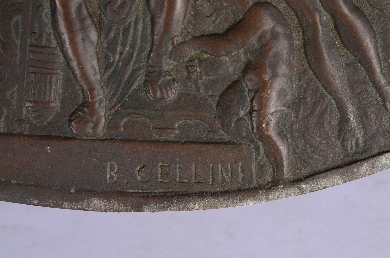 Medalhão de bronze decorado com personagens da mitologia em relevo... - foto 5 de 7