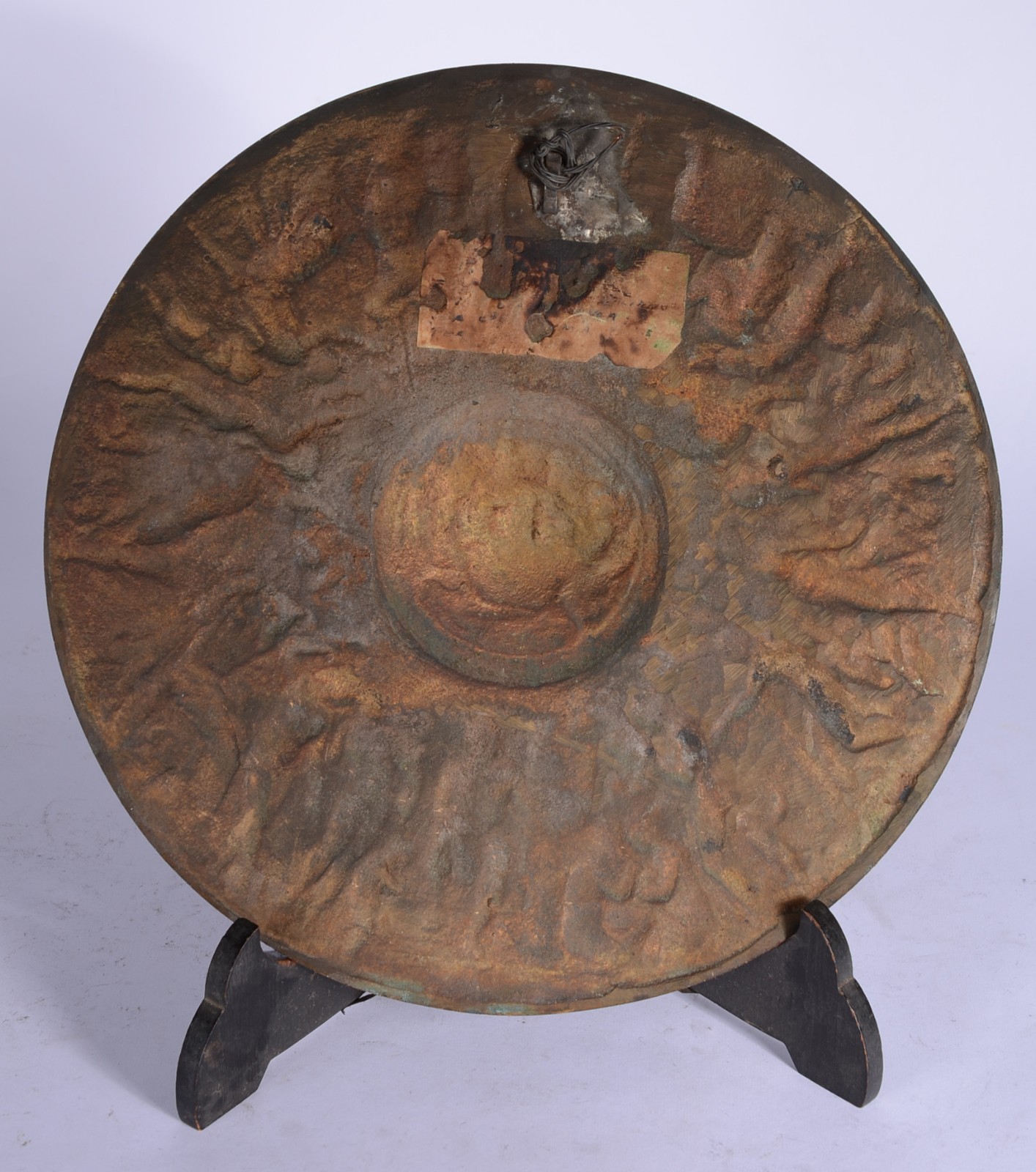 Medalhão de bronze decorado com personagens da mitologia em relevo... - foto 6 de 7