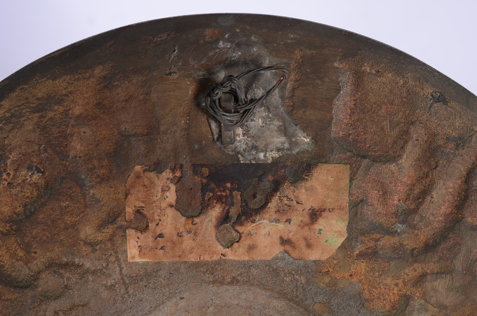 Medalhão de bronze decorado com personagens da mitologia em relevo... - foto 7 de 7