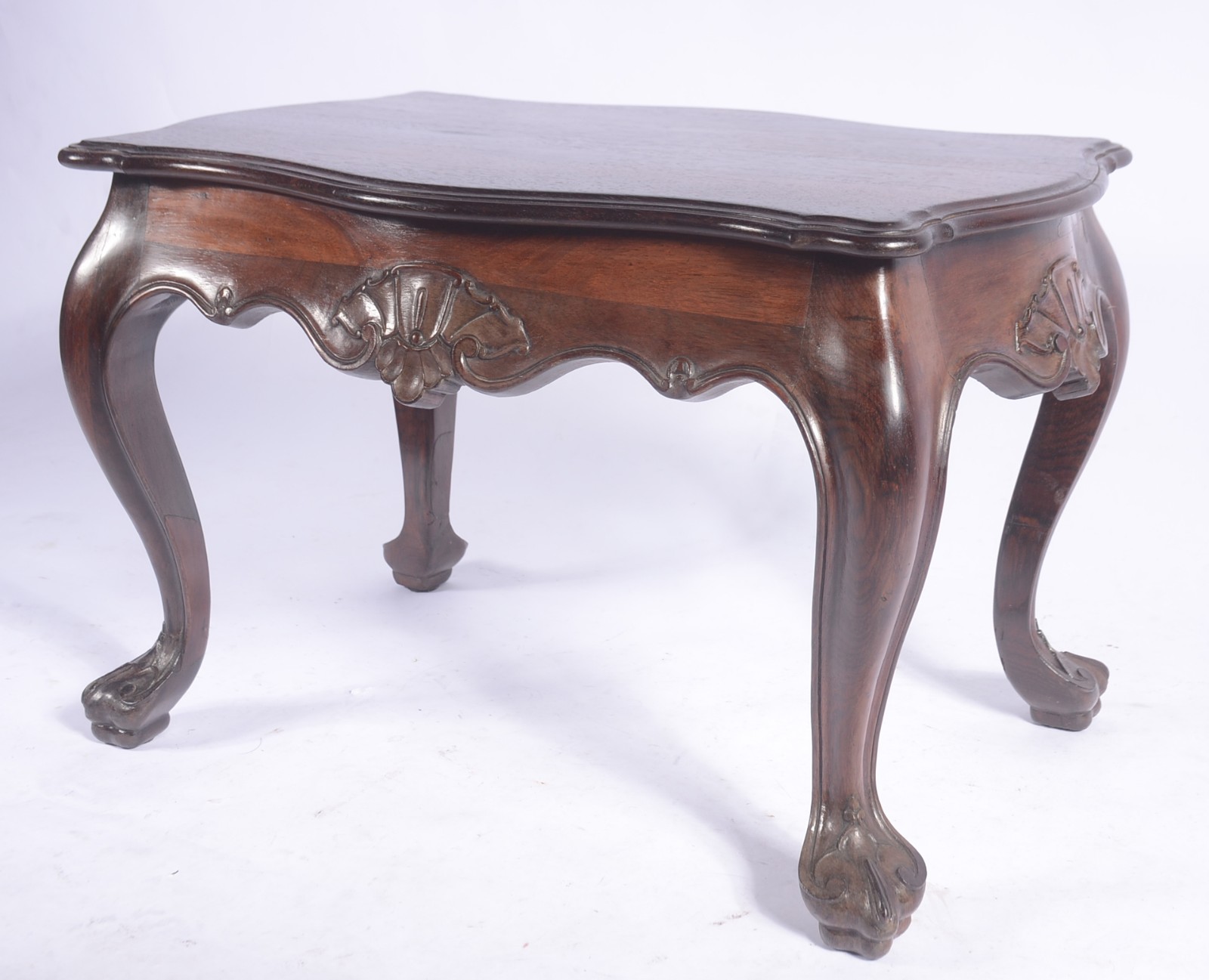 Mesa auxiliar de madeira nobre, estilo Dom José, saia recortada e... - foto 1 de 6