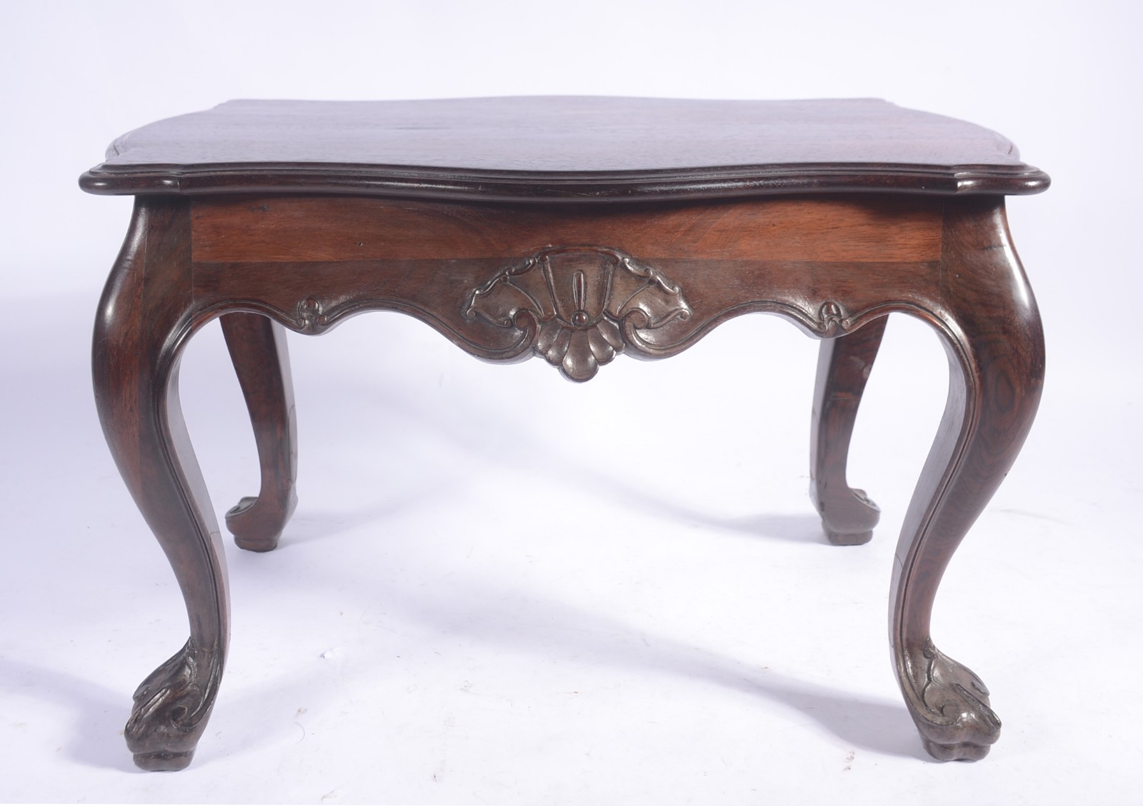 Mesa auxiliar de madeira nobre, estilo Dom José, saia recortada e... - foto 2 de 6